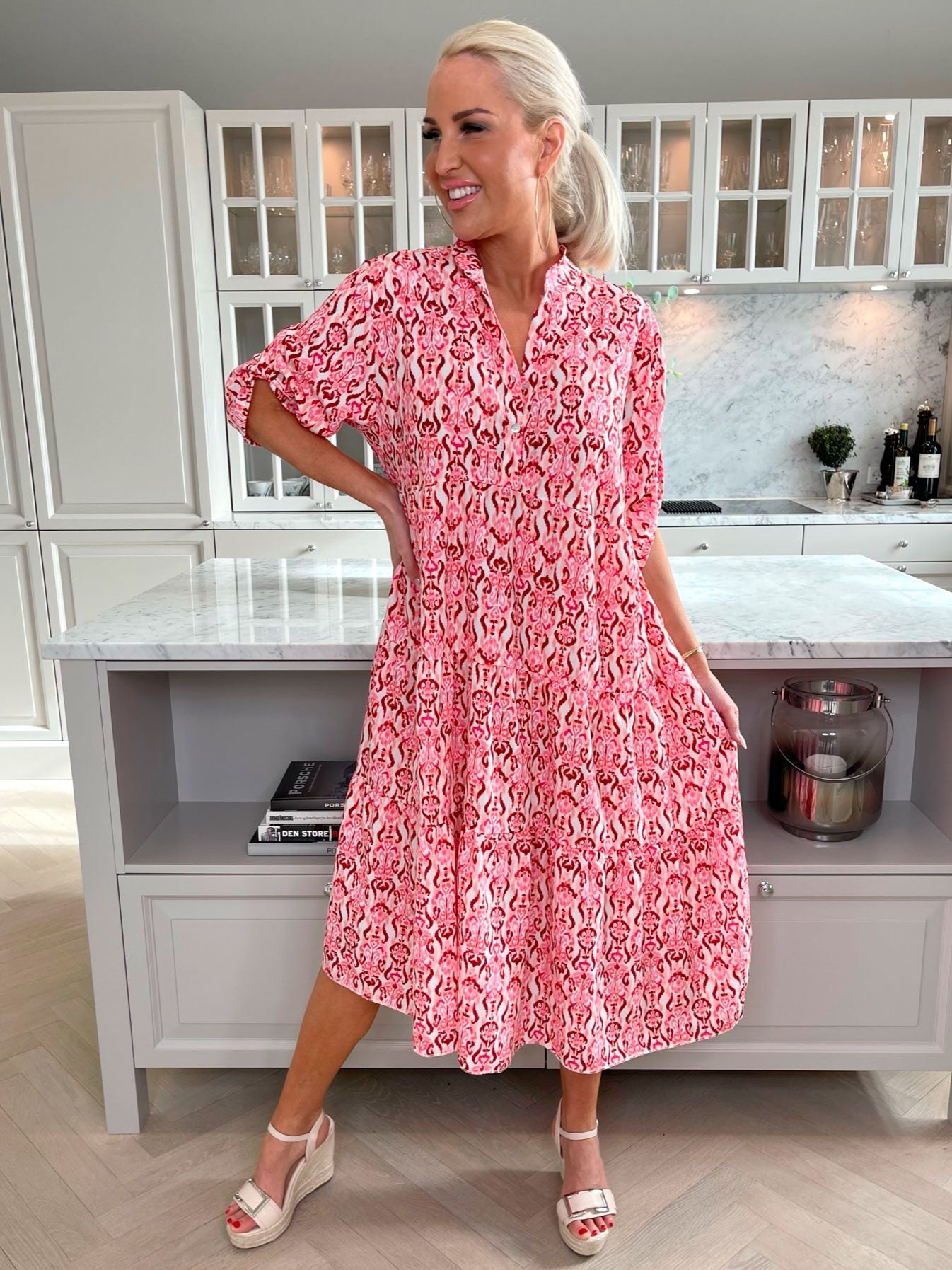 Brianna - Blåmønstret kjole med lag på lag look